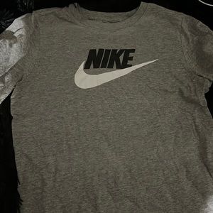 grey nike t-shirt